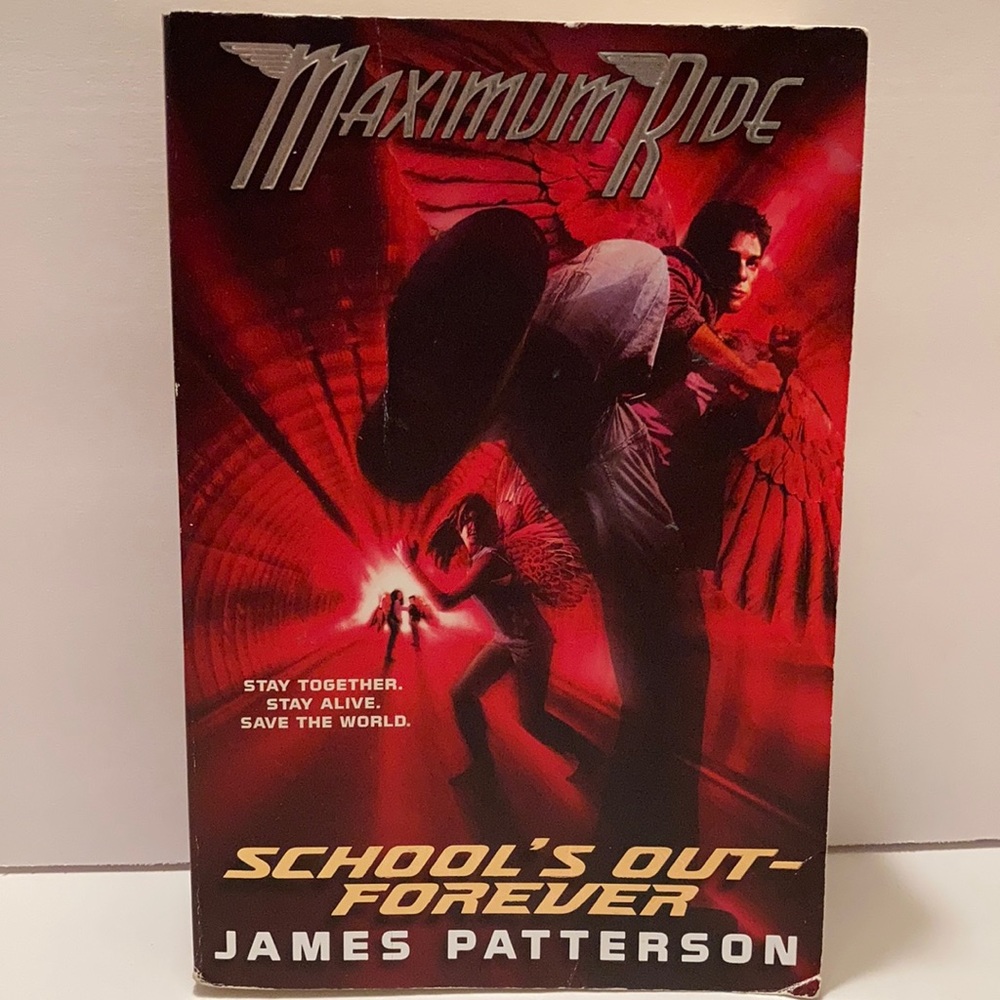 🛍️ Maximum Ride School's Out Forever by James Patterson